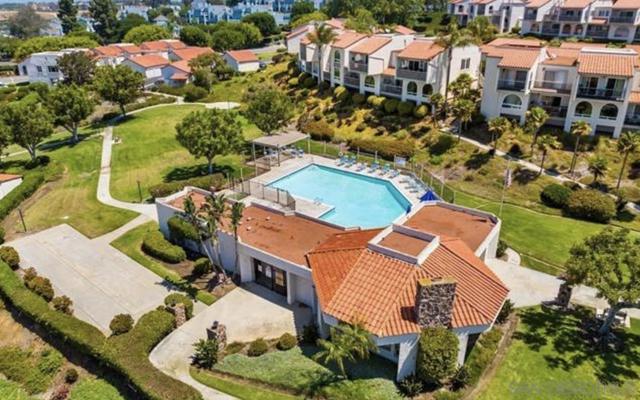 911 Caminito Madrigal, Carlsbad CA: https://media.crmls.org/mediaz/26a9fa90-9472-4138-8d1f-a187479dcb8f.jpg