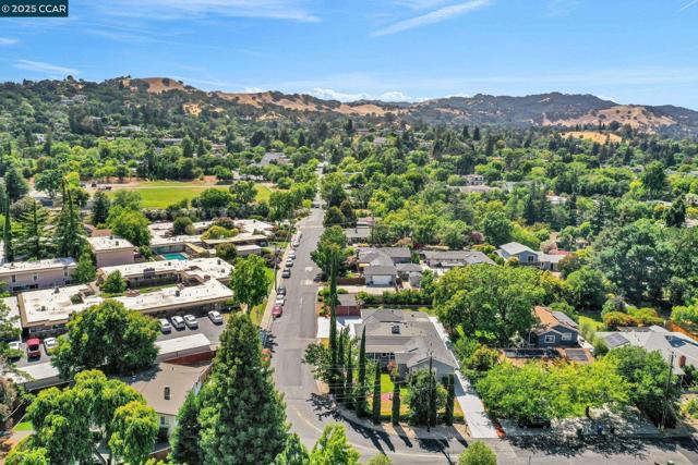 2401 Casa Way, Walnut Creek CA: https://media.crmls.org/mediaz/26aa1204-f504-4dc0-861a-82ee3250192d.jpg
