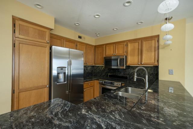 Detail Gallery Image 11 of 28 For 400 N the Strand #27,  Oceanside,  CA 92054 - 2 Beds | 2 Baths