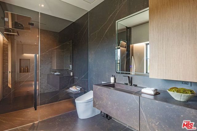 927 N Whittier Drive, Beverly Hills CA: https://media.crmls.org/mediaz/26ab8a30-a896-4189-94dc-6b892a345f6b.jpg