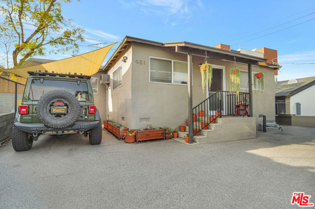 901 Rosemont Avenue, Los Angeles CA: https://media.crmls.org/mediaz/26ac4983-2e33-4e39-af68-de62225e2a6c.jpg