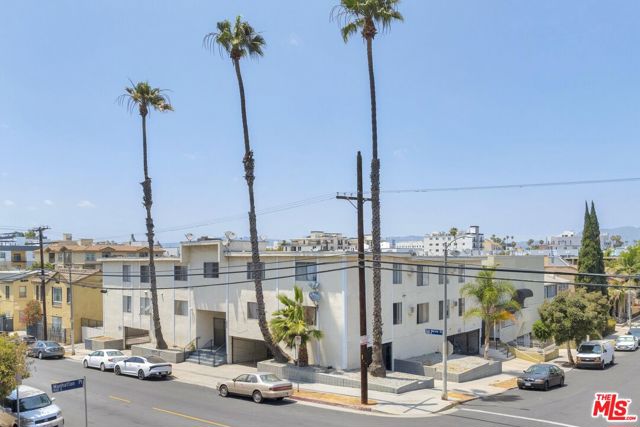 3555 San Marino Street, Los Angeles CA: https://media.crmls.org/mediaz/26ad81a1-b5dd-4f6e-ae8c-936ecb0a6249.jpg