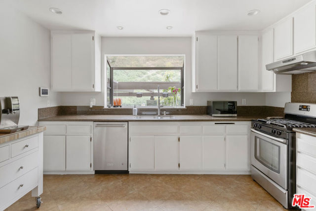 2591 Sunnydale Drive, Duarte CA: https://media.crmls.org/mediaz/26addb66-5aca-4007-be0e-92ca999a7157.jpg