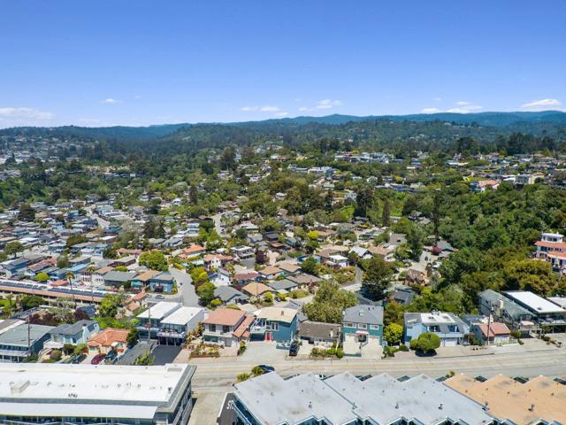 247 Rio Del Mar Boulevard, Aptos CA: https://media.crmls.org/mediaz/26ae4257-13c4-4321-af2b-7b0ef11ef60f.jpg
