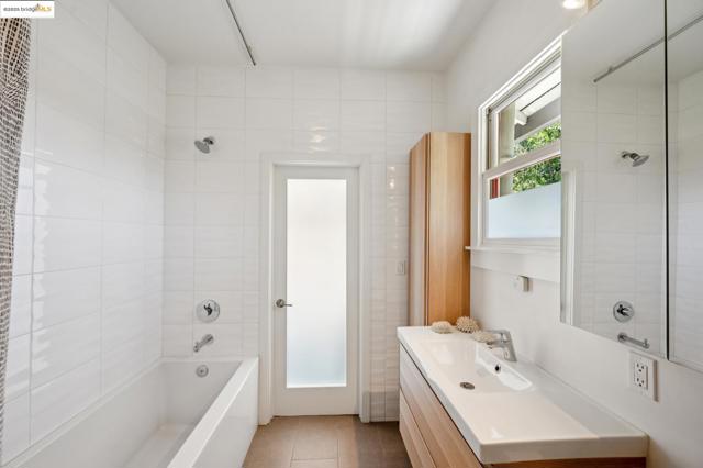 485 Hardy St, Oakland CA: https://media.crmls.org/mediaz/26aef592-fbcf-432e-975e-84ffbed1a5b2.jpg