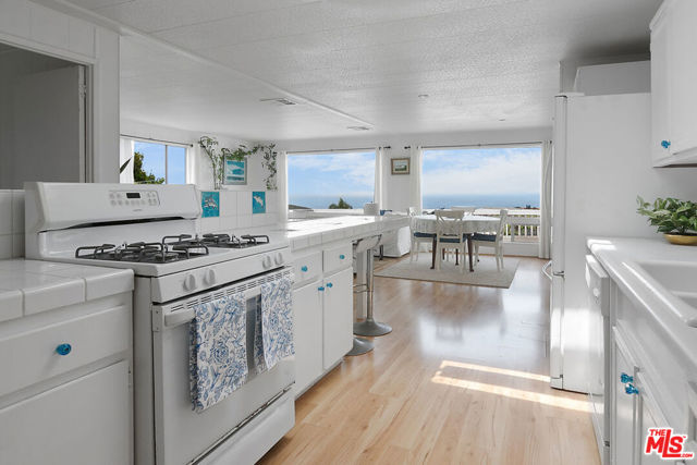 29500 Heathercliff, Malibu CA: https://media.crmls.org/mediaz/26aeff13-4e11-411c-95b4-6fd83b37b04e.jpg