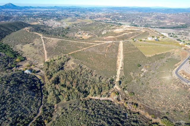 18408 Sweet Ln, Ramona CA: https://media.crmls.org/mediaz/26af85e1-ae87-4fd4-9bd8-d37adecdb0c4.jpg