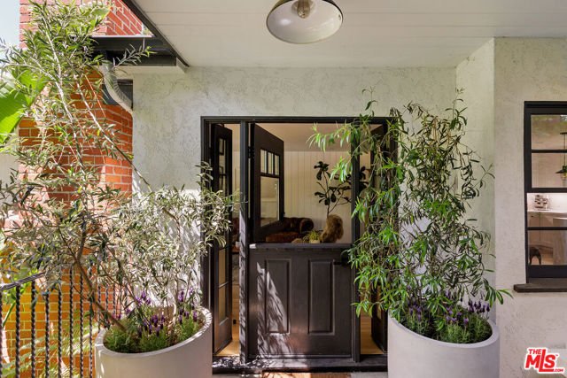 8421 Kirkwood Drive, Los Angeles CA: https://media.crmls.org/mediaz/26b19e86-576f-4cca-95a8-8cd6abd1b664.jpg