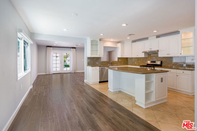4503 Vesper, Sherman Oaks CA: https://media.crmls.org/mediaz/26b203c4-aab4-4b9b-b8d9-ca8f0638cd26.jpg