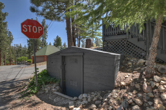 300 E Aeroplane Boulevard, Big Bear CA: https://media.crmls.org/mediaz/26b259a1-7854-419b-b121-c403158d2574.jpg