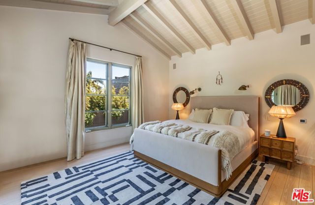 1136 N Doheny Drive, Los Angeles CA: https://media.crmls.org/mediaz/26b4bf68-e526-4609-8b4e-775022a24f76.jpg