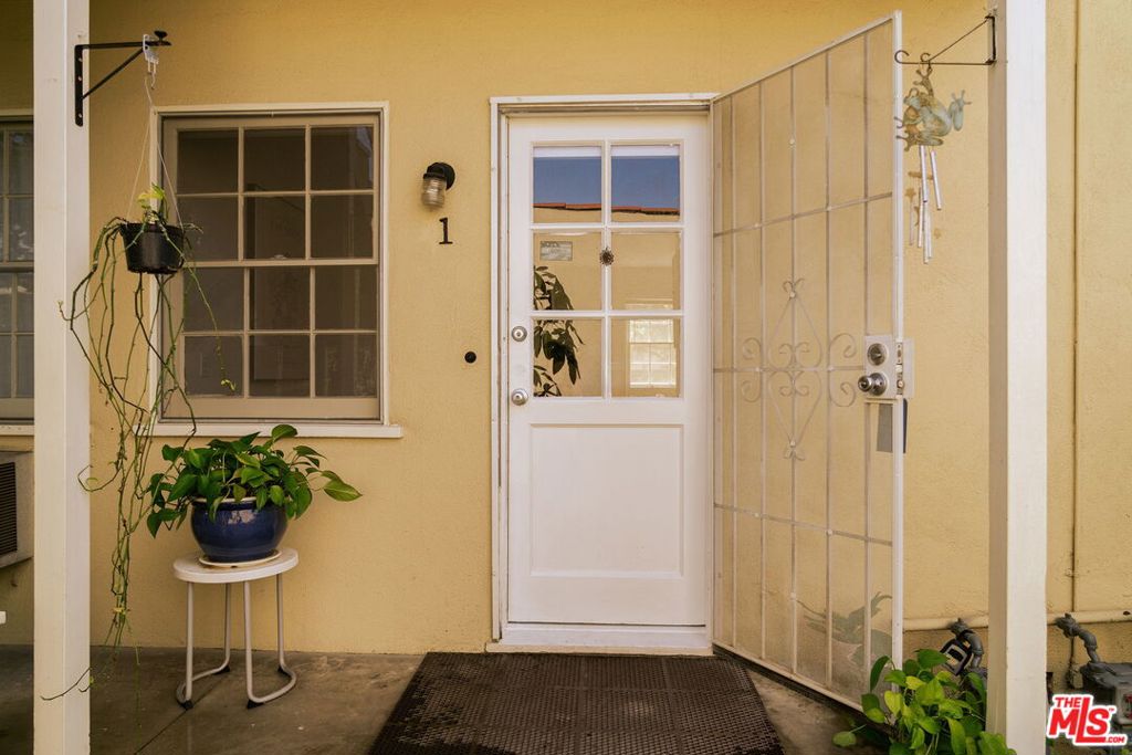 https://media.crmls.org/mediaz/26b57019-e651-4873-817b-f1df7d516eb0.jpg?preset=X-Large