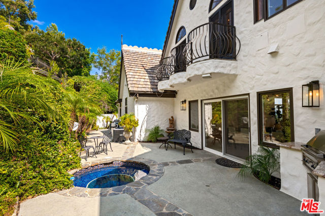27931 Winding Way, Malibu CA: https://media.crmls.org/mediaz/26b74efd-779f-40ec-9a97-448fec087021.jpg