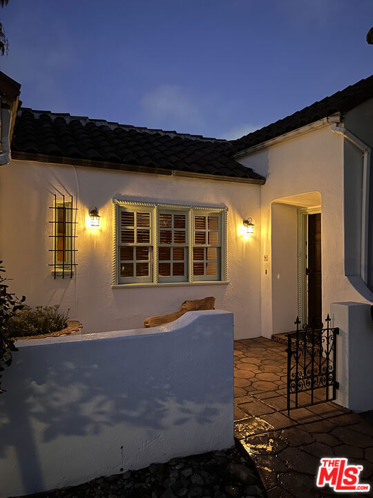 2004 Vine Street, Los Angeles CA: https://media.crmls.org/mediaz/26b7ea29-2f59-4bcb-9e2d-373fcc2ba0d2.jpg
