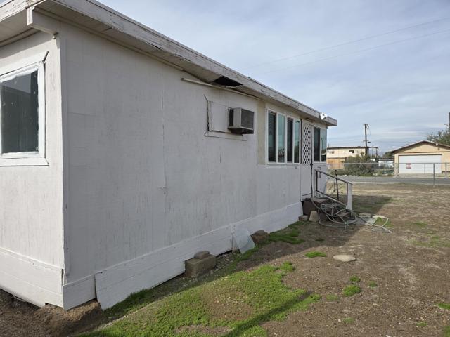 9588 Avenue H, Bombay Beach CA: https://media.crmls.org/mediaz/26b835a9-fc74-48bd-82e0-70b8afcf473a.jpg