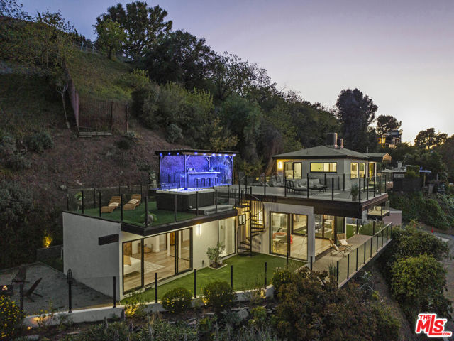 7308 Pacific View Drive, Los Angeles CA: https://media.crmls.org/mediaz/26b90c6a-c1c7-4f28-90b8-996411806264.jpg