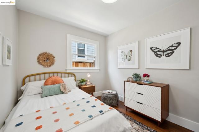 1042 Santa Clara Ave, Alameda CA: https://media.crmls.org/mediaz/26b9215b-5de1-493d-8685-48dbbe6c2108.jpg