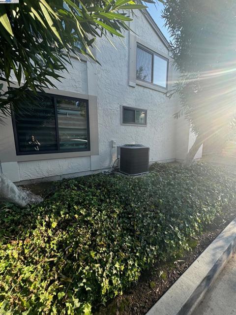 6649 Bunker Hill Ct, San Jose CA: https://media.crmls.org/mediaz/26b93148-e26f-4603-8084-93ceda2ddfbc.jpg