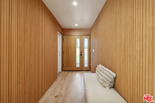4656 Greenbush Avenue, Sherman Oaks CA: https://media.crmls.org/mediaz/26b960a9-8767-4a46-b1cd-a6ef02e12117.jpg