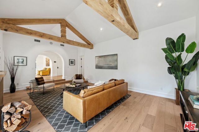 514 N Walden Drive, Beverly Hills CA: https://media.crmls.org/mediaz/26b9708d-82f4-4bc5-9ff6-6e11c9aba68f.jpg