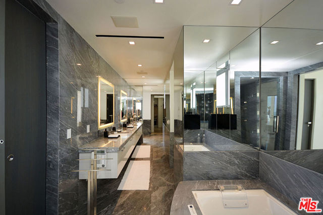 26122 Pacific Coast Highway, Malibu CA: https://media.crmls.org/mediaz/26b9b004-1a68-4442-95bd-5fab35494fbc.jpg