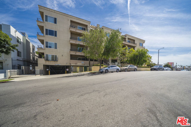 970 S St Andrews Place, Los Angeles CA: https://media.crmls.org/mediaz/26b9f31d-9de5-46f2-9e3d-6dbf5298d029.jpg