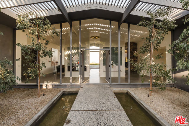 8559 Edwin Drive, Los Angeles CA: https://media.crmls.org/mediaz/26baa30d-3d82-49f9-9e65-5811893ea6ba.jpg