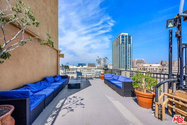 312 W 5th Street, Los Angeles CA: https://media.crmls.org/mediaz/26bb126c-3937-4240-a3d4-1b610042e570.jpg
