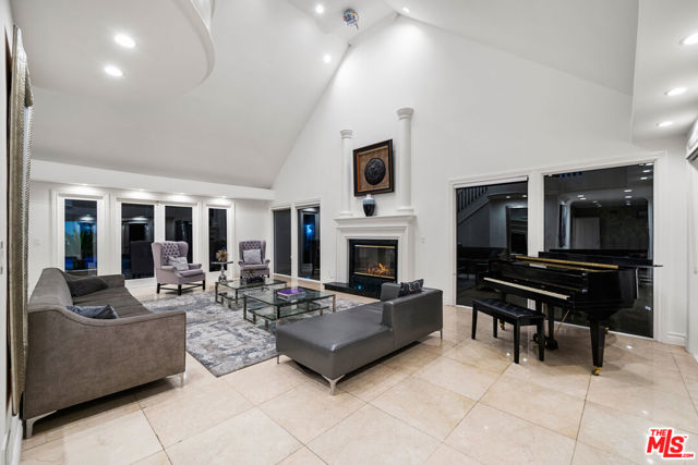 16221 Elisa Place, Encino CA: https://media.crmls.org/mediaz/26bd4bd3-ffe9-4471-b8e1-2f2d7f9ab89d.jpg