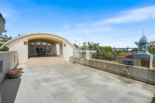 5756 La Jolla Corona Dr, La Jolla CA: https://media.crmls.org/mediaz/26bd8bdb-0d58-48af-a7d7-ecf0ce5bea29.jpg