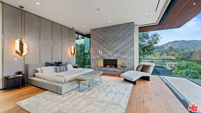 1130 Angelo Drive, Beverly Hills CA: https://media.crmls.org/mediaz/26bdde2b-2a08-4b30-a4a2-535653d6f632.jpg