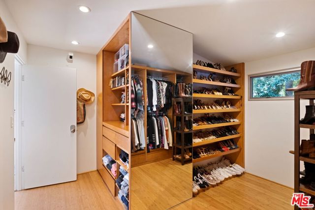 3366 Mandeville Canyon Road, Los Angeles CA: https://media.crmls.org/mediaz/26bec37f-3fcf-4e10-8062-74fce6792010.jpg