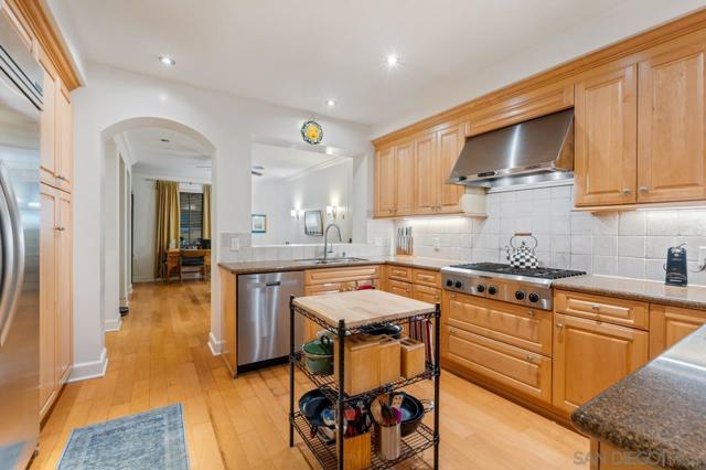 1040 Genter St, La Jolla CA: https://media.crmls.org/mediaz/26bf04c1-bdec-4529-86a5-59c161b98d77.jpg