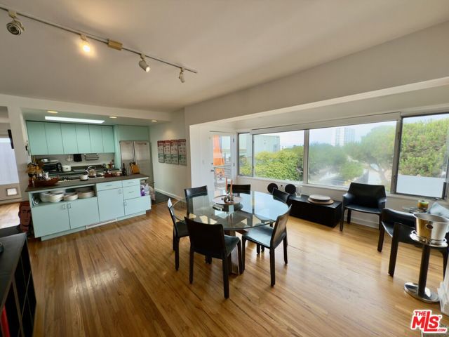 2714 4th Street, Santa Monica CA: https://media.crmls.org/mediaz/26c03b3a-10f2-484e-95c8-73efbfc6a705.jpg
