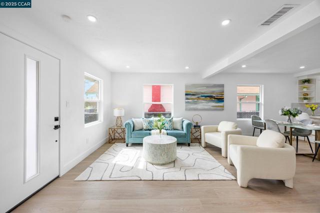 2133 39Th Ave, Oakland CA: https://media.crmls.org/mediaz/26c088d0-0ee1-4f30-8659-6f1b13a0c6a7.jpg