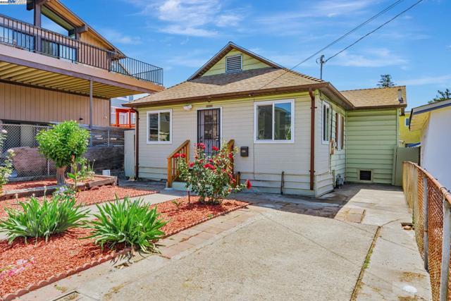 2720 Short St, Oakland CA: https://media.crmls.org/mediaz/26c1598c-e9bb-4512-8fd6-8c4b72e514ec.jpg