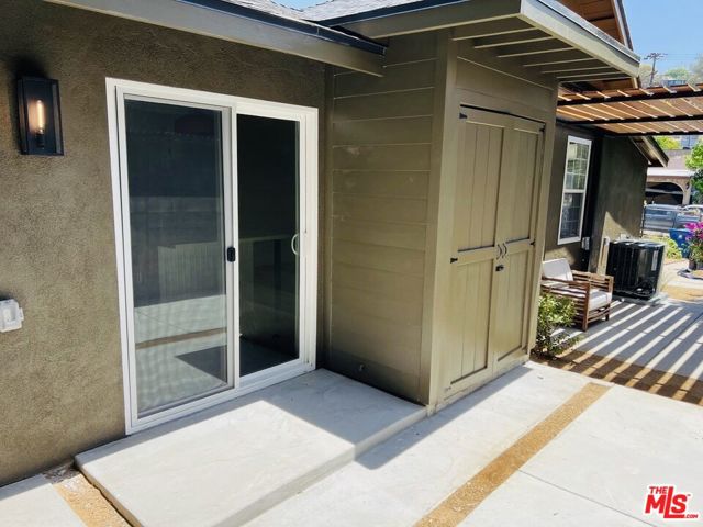 3815 Fernwood Avenue, Los Angeles CA: https://media.crmls.org/mediaz/26c1cc60-47c7-4081-a192-6d5dae563cf0.jpg