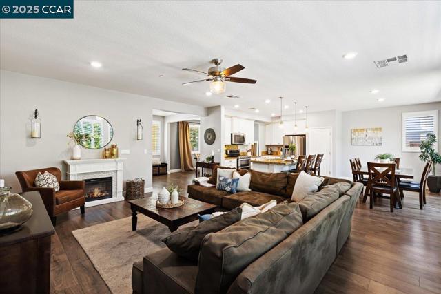 2097 Salice Way, Brentwood CA: https://media.crmls.org/mediaz/26c21194-2ca7-4626-8564-7d6e6e97b5ab.jpg