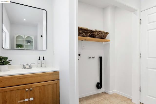 2391 Rancho Rd, El Sobrante CA: https://media.crmls.org/mediaz/26c21e61-a74d-4d5c-8a55-ad152c87dab2.jpg
