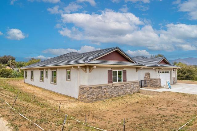 29527 Viking View Ln, Valley Center CA: https://media.crmls.org/mediaz/26c23cf2-8a63-4f79-abf9-735ba4edaad3.jpg