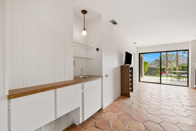 48980 Wildwood Lane, Palm Desert CA: https://media.crmls.org/mediaz/26c3e3d6-0d30-41ec-849d-55050764a62c.jpg