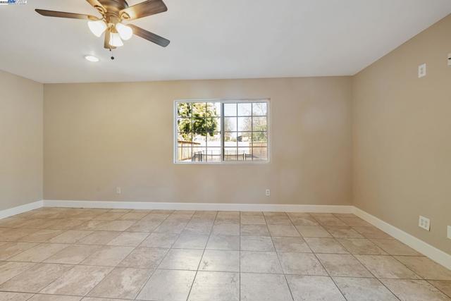25 Phillips Ct, Tracy CA: https://media.crmls.org/mediaz/26c4b5ad-9ea0-4824-b014-7b7faff47799.jpg