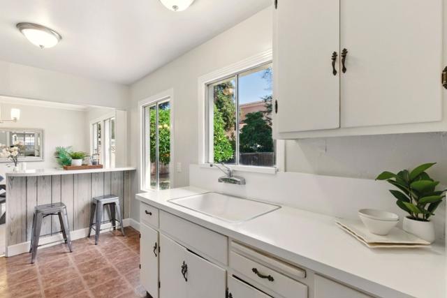 41 Murray Court, Redwood City CA: https://media.crmls.org/mediaz/26c5289c-aa73-407b-94a8-00150321992f.jpg