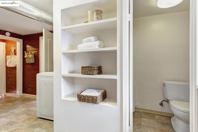 6753 Manor Crest, Oakland CA: https://media.crmls.org/mediaz/26c5575a-c1af-4f1b-beb7-89bc2d398edd.jpg