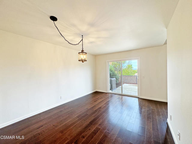 607 Valley Oak Lane, Newbury Park CA: https://media.crmls.org/mediaz/26c60ba9-7d38-46e3-a8be-55e10dfb7895.jpg