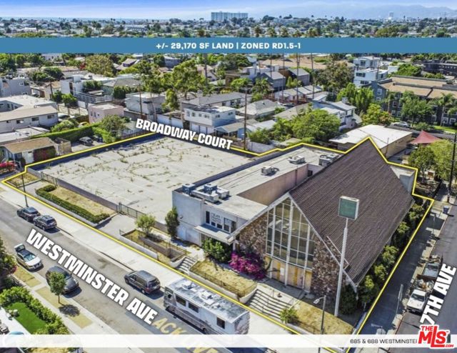 685 Westminster Avenue, Venice CA: https://media.crmls.org/mediaz/26c652c8-a379-43be-a6a2-10e13dc6b3dc.jpg