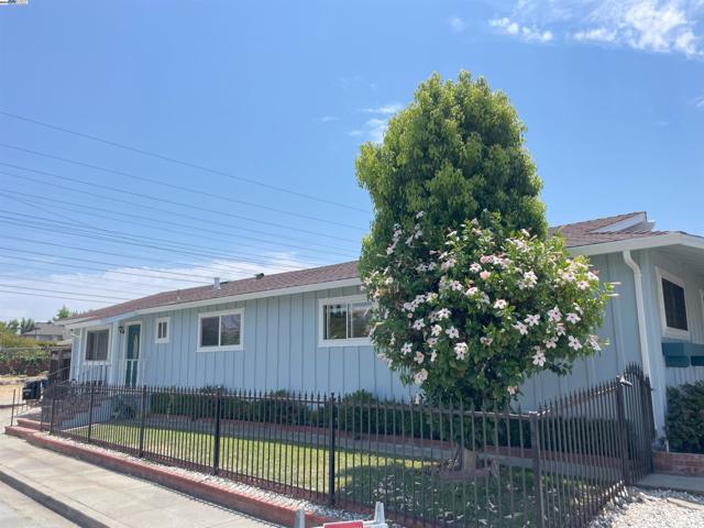 4902 Everglades Park Dr, Fremont CA: https://media.crmls.org/mediaz/26c65bdc-deec-4898-ab07-f93f0068ec98.jpg