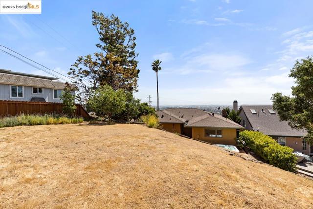 11718 Cranford Way, Oakland CA: https://media.crmls.org/mediaz/26c6b7ca-597b-40d2-b975-0bd919239c8a.jpg