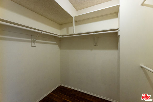 5330 Zelzah Avenue, Encino CA: https://media.crmls.org/mediaz/26c74236-886a-4815-ba89-aec514c7cbd6.jpg