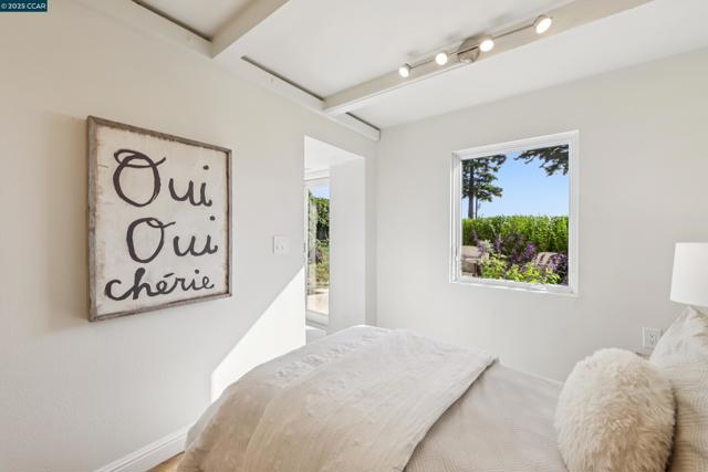 680 Grizzly Peak Blvd, Berkeley CA: https://media.crmls.org/mediaz/26c8ee5c-9270-46d2-a5fb-01a9d665fc87.jpg
